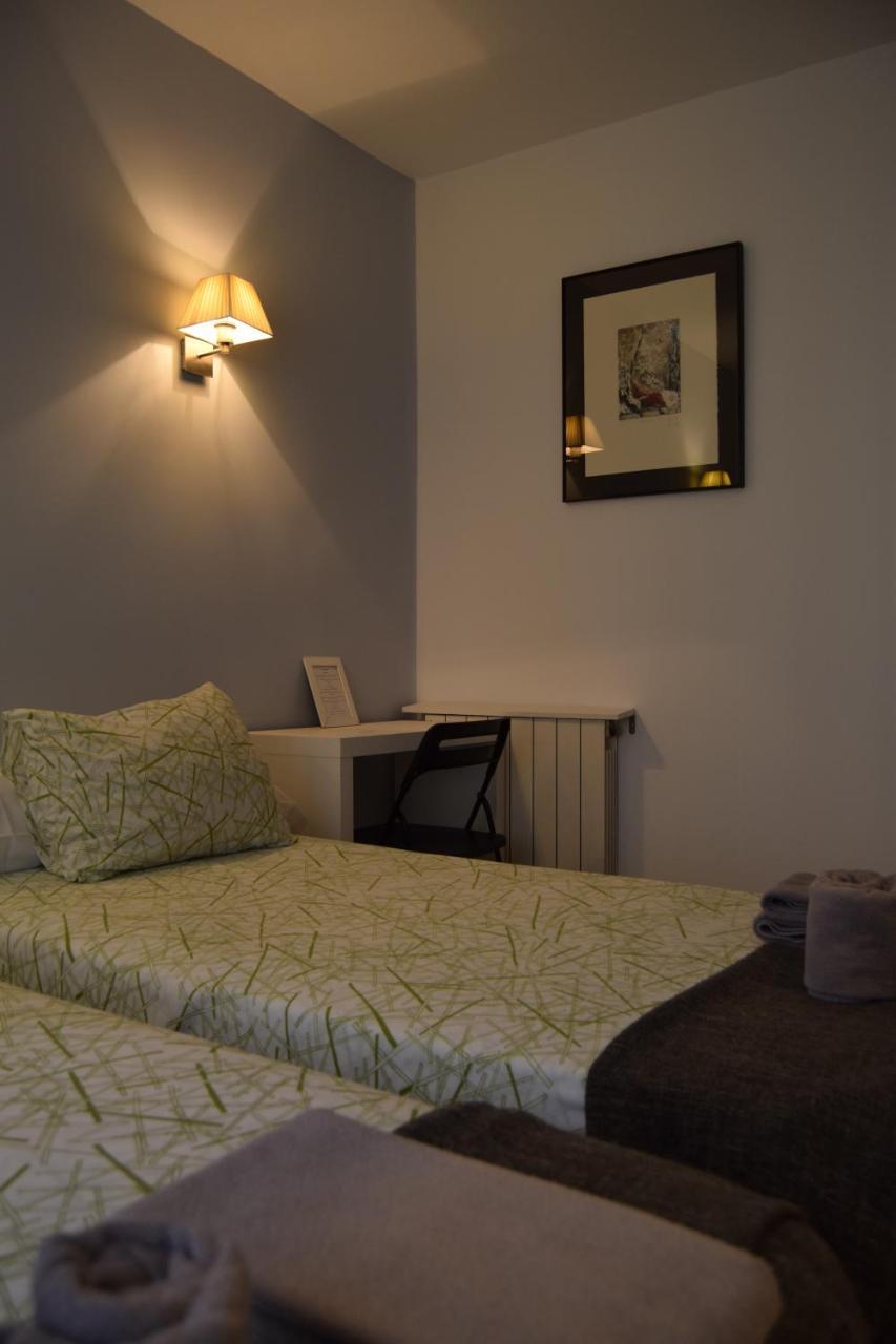 Hostal Rofer Madrid Ngoại thất bức ảnh